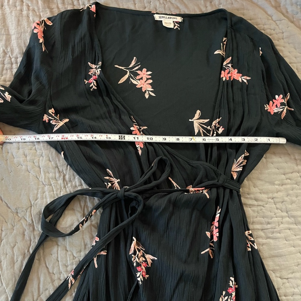 Billabong Wrap Dress Medium Black Floral Love Warrior Long Sleeve Boho Rayon - Picture 11 of 11